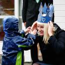 The Crown Princess was given a crown by Tollak Andre Østrem (3) during her visit at Lund Care Centre (Photo: Bjørn Sigurdsøn, Scanpix)